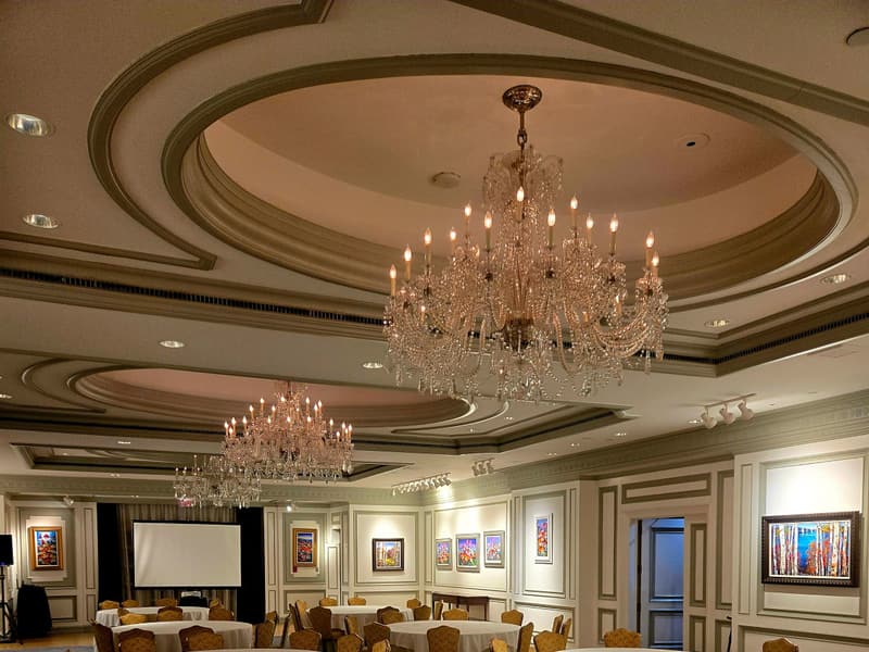 Salle de réception d’hôtel avec lustres et tables rondes