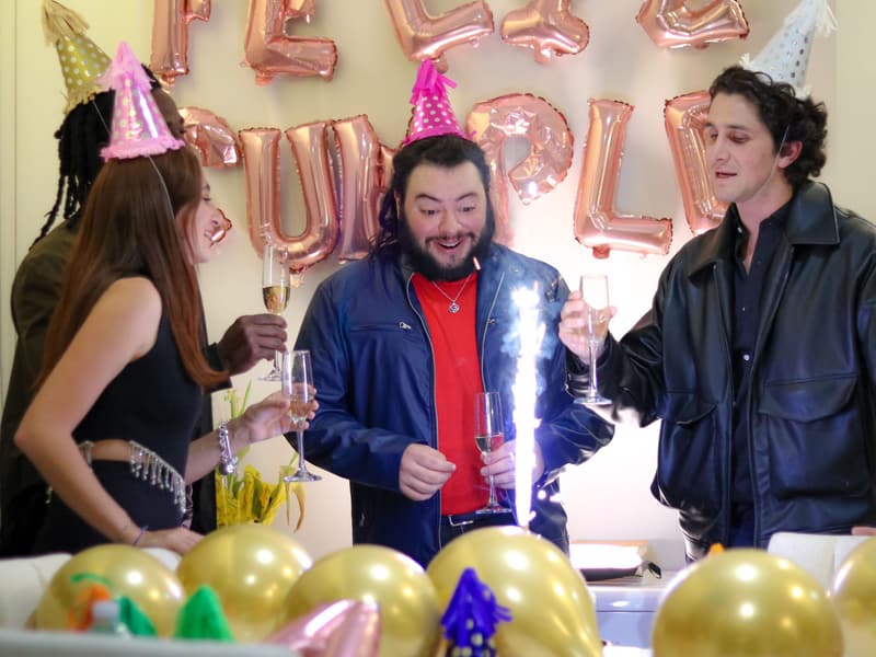 Amis qui fêtent un anniversaire avec un gâteau et des ballons