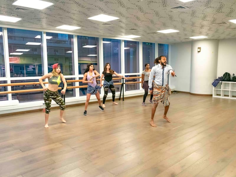 Cours collectif de danse fitness dans une salle lumineuse