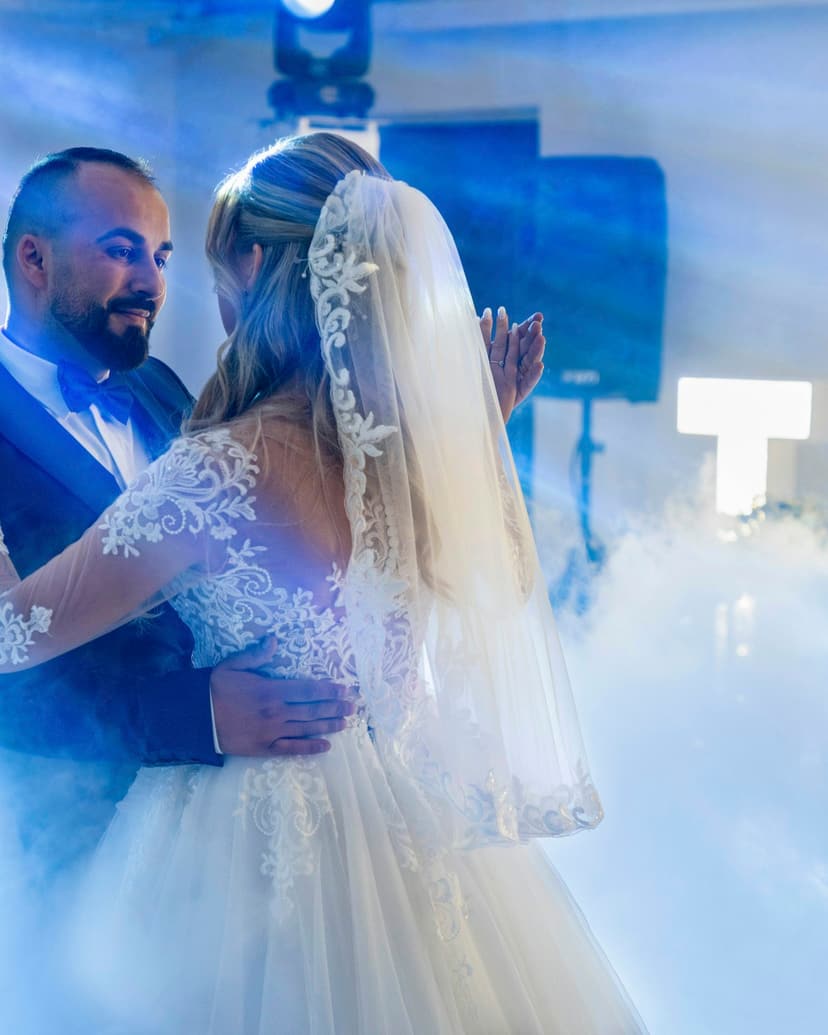 Mariés dansant leur première danse dans un nuage de fumée légère