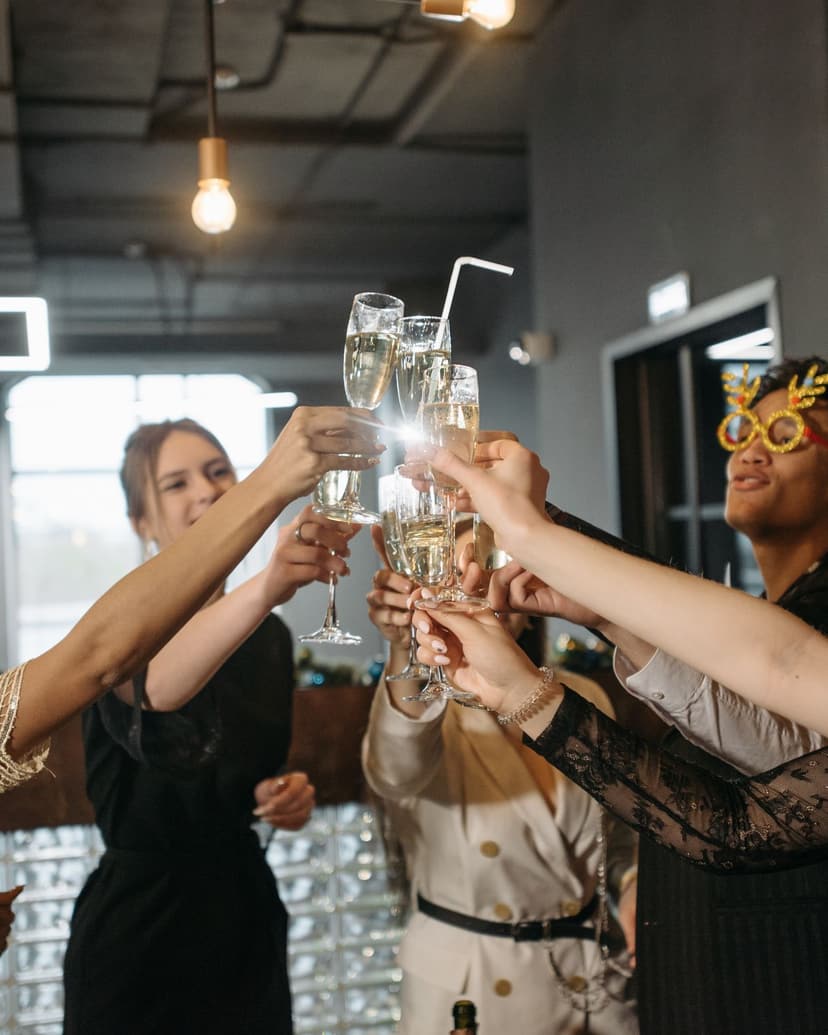 Collègues qui trinquent lors d’une célébration en intérieur