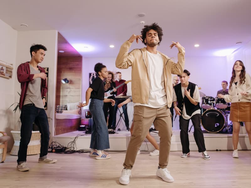 Amis qui dansent lors d’une fête privée en intérieur