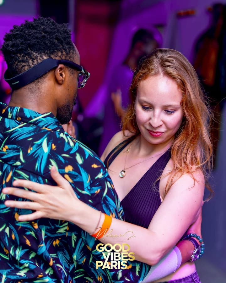 Couple de danseurs lors d’une soirée BNF Kiz organisée par Salsa Paris Night